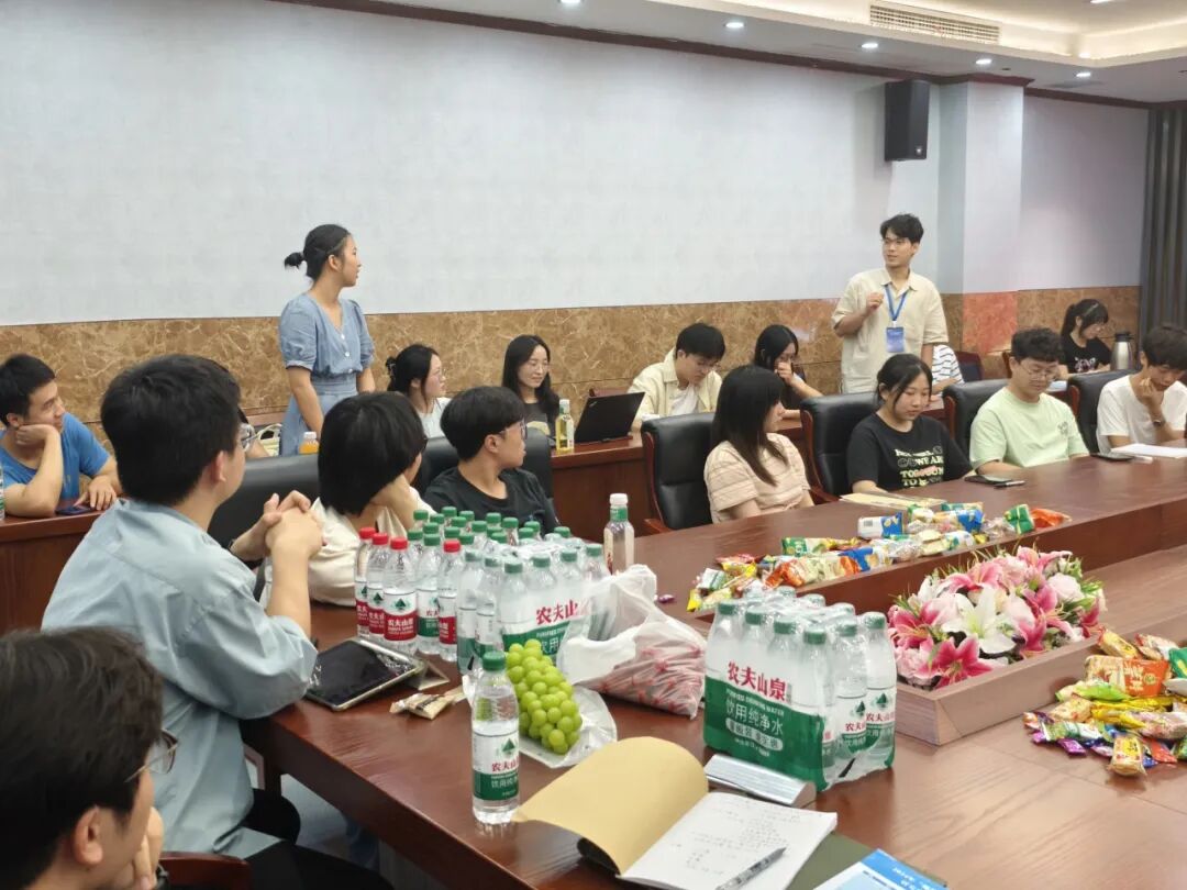 Yilong Wu exchanging ideas with other students at the Young Scholars Salon.
