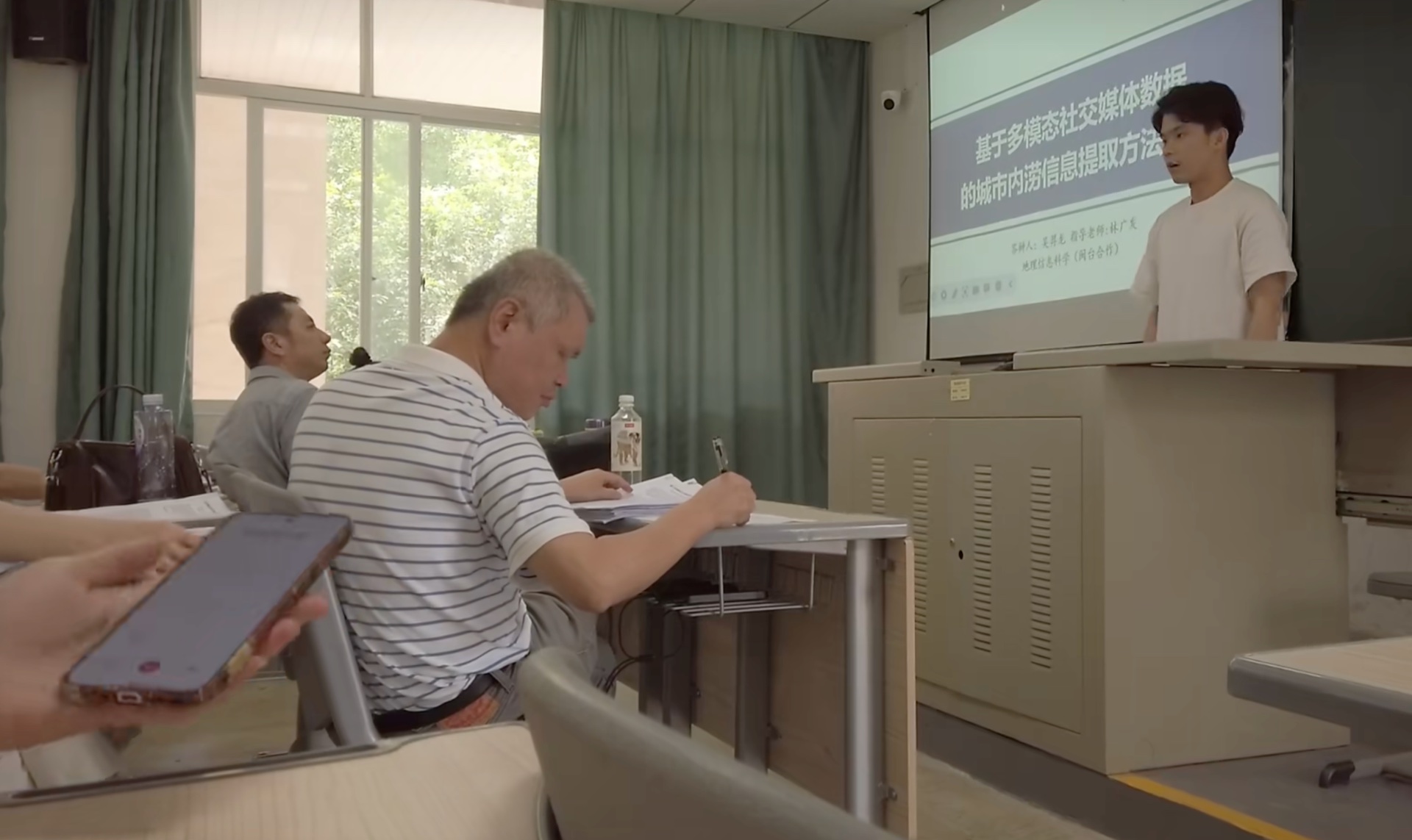 Yilong Wu presenting during the undergraduate thesis presentation at Fujian Normal University.